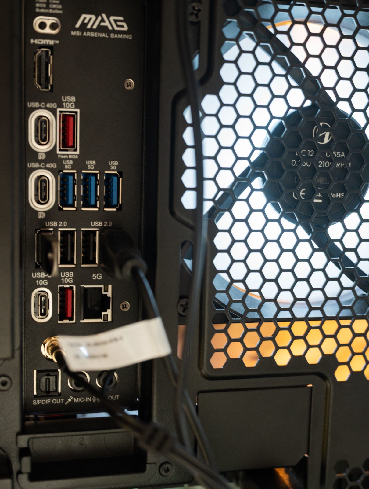 Rear chamber cable management and the Lian Li EDGE 1000 W Platinum power supply